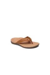 Sandalias tipo ojota de cuero color tostado, con detalle de argolla metálica dorada en la parte superior. Presentan una plantilla ergonómica diseñada para brindar soporte al arco y una suela de goma resistente.