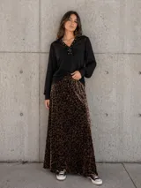 Falda midi de terciopelo con estampado animal print de leopardo y pretina elástica.