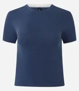 Remera de algodón ajustada al cuerpo, color marrón oscuro, con cuello redondo y ribete contrastante blanco en el cuello y los bordes de las mangas cortas.