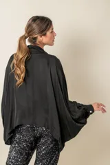 Camisa oversize marrón de viscosa con mangas largas terminadas en puños fruncidos.