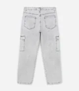 Pantalón de jean modelo baggy con bolsillos cargo laterales, cintura con trabillas y cierre frontal con botón y cremallera.