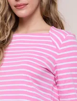 Remera semi entallada de algodón con elastano, con estampado de rayas horizontales blancas y rosadas, escote bote y mangas tres cuartos de corte raglán.