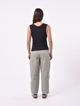 Musculosa blanca con estampado de una combi en la playa.