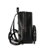 Mochila grande negra de símil cuero con relieve horizontal. Tiene un compartimento principal con cierre, un bolsillo interno con cierre y dos abiertos, un bolsillo externo con cierre, correa fija y herrajes plateados.