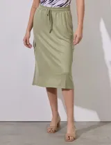 Falda midi color beige de modal, con pretina elastizada con cordón ajustable, corte recto y bolsillos cargo laterales.