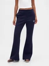 Pantalón deportivo de corte acampanado color azul marino, con cintura elástica y logo pequeño bordado en la pierna.