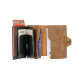 Billetera de cuero marrón con cierre y compartimentos para tarjetas.