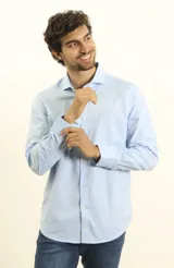 Camisa de vestir celeste, de manga larga y cuello italiano.