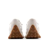 Championes New Balance modelo 327 unisex, color blanco con detalles en verde y suela marrón. Confeccionados en gamuza y nylon, con logo "N" característico en los laterales.