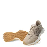 Championes New Balance 327 color beige con estampado animal print en el logo lateral.