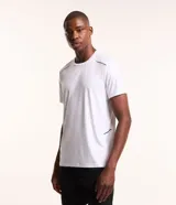 Remera deportiva de hombre con tecnología Dry, cuello redondo y mangas cortas. Presenta detalles de líneas reflectantes en los hombros y estampado heat print, confeccionada en tejido de malla transpirable.