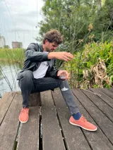 Campera de cuero ovino italiano negra, corte clásico con cierre frontal y bolsillos laterales.