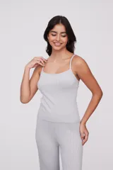 Musculosa de punto color gris claro con textura acanalada y tirantes finos.