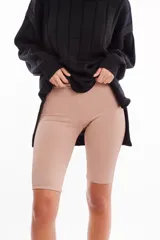 Calza biker color beige de lycra con spandex acanalada y con brillo.