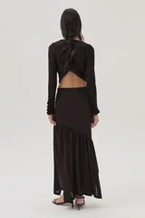 Falda larga marrón tejida en viscosa y lurex, con corte sirena y abertura lateral.