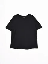 Remera lisa de color negro, con cuello redondo y mangas cortas, de corte clásico y holgado.