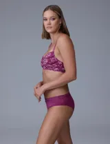 Conjunto de lencería color borgoña, compuesto por un corpiño de encaje con breteles regulables y una bombacha tipo hipster con detalle de encaje en la cintura.