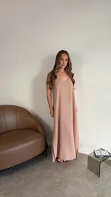 Vestido azul eléctrico de muselina con tirantes finos y escote en V. Corte suelto y largo midi.