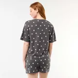Conjunto de pijama de algodón gris oscuro con estampado de pequeños corazones blancos, compuesto por una remera de manga corta con cuello redondo y un short con elástico en la cintura.