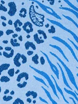 Top de bikini estilo bandeau con breteles anchos, estampado con diseño animal print que combina cebra y leopardo en tonos de azul. Incluye almohadillas removibles y protección UV50.