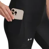 Calza capri de training Under Armour UA Tech negra con logo en la pierna izquierda y paneles estampados en la parte inferior.