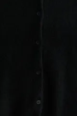 Saco negro de punto suave con lana, corte holgado, hombros caídos, cuello redondo y botones frontales. Remates acanalados en cuello, puños y bajo.