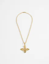 Collar dorado con cadena de eslabones y dije de corazón con alas y corona.