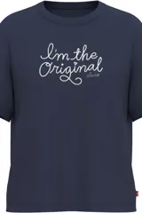 Remera Levi's color azul marino con cuello redondo y mangas cortas. Presenta un bordado frontal en color blanco con el texto "I'm the Original".