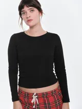 Remera de manga larga con cuello redondo, confeccionada en algodón elastizado de tacto suave y ajuste al cuerpo.