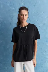 Remera de algodón negra de manga corta, con cuello redondo y cintura regulable mediante cordón ajustable.