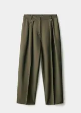 Pantalon de corte barrel con tiro medio, detalle de pinzas delanteras, cierre oculto de botón, gancho y cremallera, y forro interior.