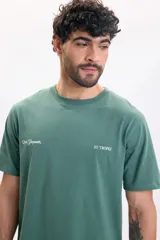 Remera manga corta de color verde con estampado tipográfico "Sailing Club Été 1983" en la espalda.