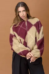 Campera estilo bomber con diseño de rombos en tonos bordó y beige. Presenta una textura suave y aterciopelada, cierre frontal completo y un calce cómodo y holgado.
