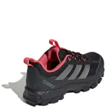 Championes de trail running Adidas Terrex Rockadia W para mujer, de color negro con detalles en rosado y gris, con suela dentada para mayor tracción.