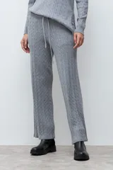 Pantalón de tejido de punto con textura de ochos, corte recto y holgado, con cintura elástica y cordón de ajuste.