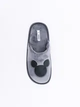 Pantuflas de estar por casa color gris, confeccionadas en material de felpa suave, con diseño de la silueta de Mickey Mouse en color negro en la parte superior.