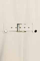 Blazer de manga larga y cuello redondo, color beige claro, con cinturón del mismo tejido y hebilla metálica dorada.