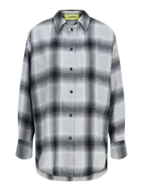 Camisa de franela twill color rojo con patrón de cuadros en tonos oscuros, corte relajado, mangas largas, cuello camisero, cierre frontal con botones y un bolsillo aplicado en el pecho.