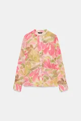 Blusa de manga larga con estampado floral en tonos rosados, verdes y beige. Presenta escote en pico con detalle de abalorios colgantes y cierre frontal con botones.