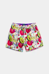 Short de baño con estampado de aguacates, tomates, limones, botellas de salsa picante y tragos de tequila sobre un fondo de rayas horizontales azules y blancas.