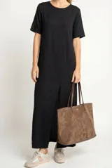 Vestido largo negro de manga corta y cuello redondo, con abertura lateral en la falda.