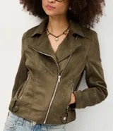 Campera biker de gamuza sintética color verde militar, con cuello de solapa, cierre delantero diagonal y bolsillos con cremallera.