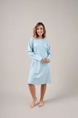 Camisón gris melange de punto, con cuello redondo con botones y mangas largas.