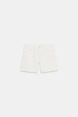 Bermuda de denim blanco de tiro medio, con diseño de cinco bolsillos, trabillas para cinto y cierre frontal con cremallera y botón metálico.