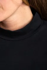 Polera de manga larga color marrón jaspeado, con cuello alto y corte ajustado al cuerpo.