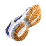 Championes Joma inspirados en el running, color gris con detalles en azul. Capellada de malla transpirable y serraje, con tecnología VTS para ventilación. Mediasuela de phylon con gel PULSOR para amortiguación y STABILIS para estabilidad. Suela de caucho DURABILITY resistente al desgaste.