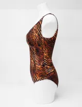 Malla enteriza estampada con diseño animal print, escote en V y breteles anchos. Cuenta con copa armada con corte bajo busto, sujetador interno, forro y cierre con broche metálico en la espalda.