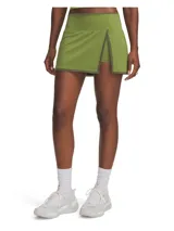 Falda pantalón deportiva Under Armour modelo Meridian Mesh Skort, de color verde oliva, con shorts integrados, diseño cruzado con abertura lateral y pretina SmoothSculpt.