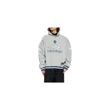 Hoodie Balenciaga de color gris claro con capucha, cierre frontal parcial con botones y cuello tipo polo. Presenta un escudo bordado en el pecho, estampa con la marca y gráficos deportivos en el frente y las mangas, además de puños y cintura elastizados con rayas azul y blanca.