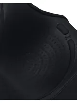 Top deportivo Under Armour Infinity High 2.0 negro de alta sujeción, con tirantes ajustables estampados con el logo de la marca y banda elástica inferior con el emblema. Incluye acolchado moldeado y panel de malla frontal.